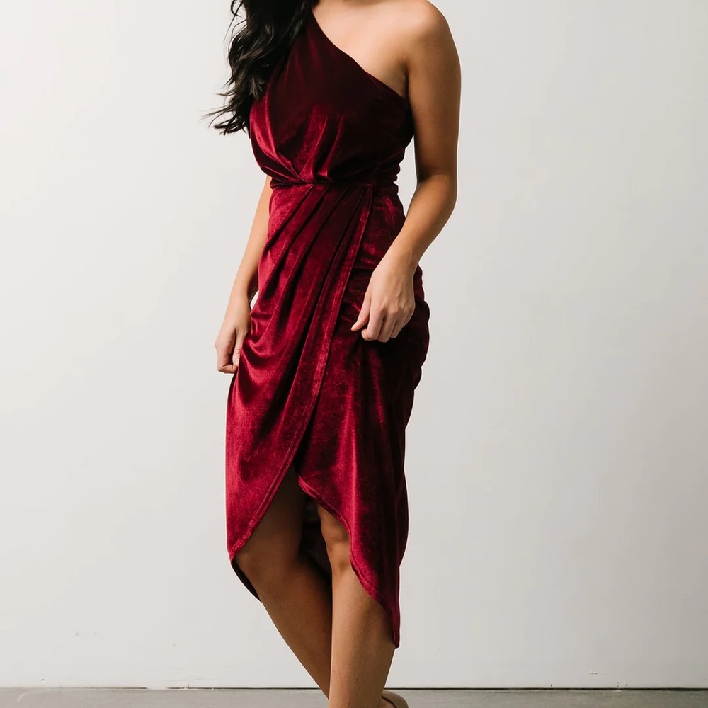 BNWT Kourtney Velvet One Shoulder Midi Dress Merlot